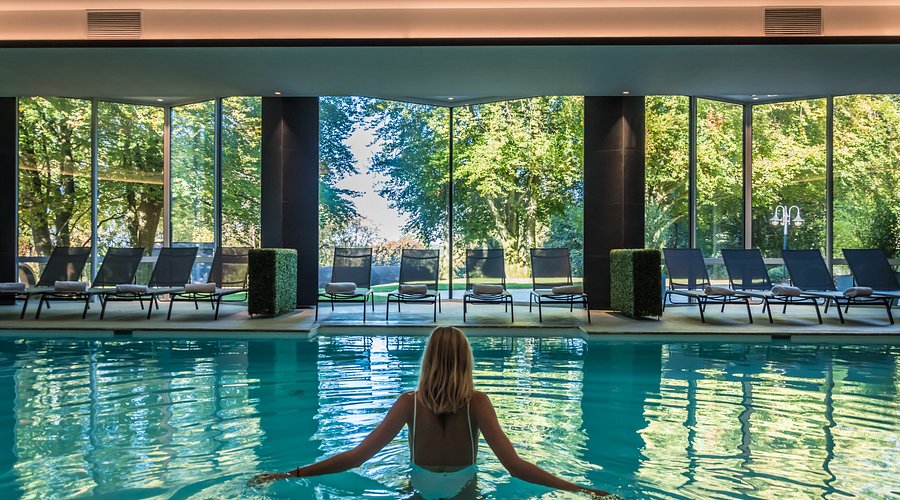 vrouw in zwembad van hotel le domaine in belgie