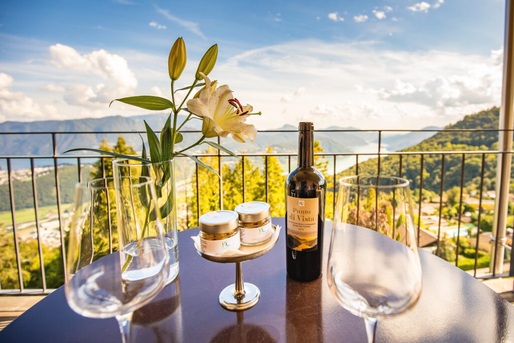 champagne en wijn op tafel met uitzicht