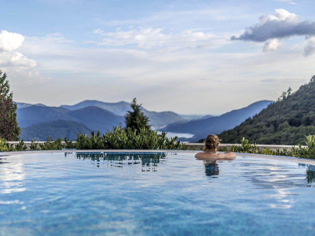 uitzicht zwembad van hotel Cademario